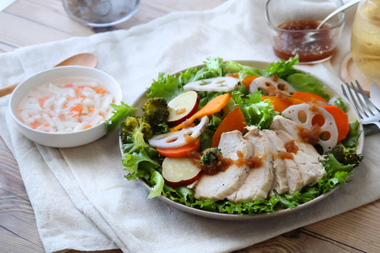 これ一品で栄養満点！離乳食中期の鶏肉うどんと、ママのヘルシー温野菜サラダ