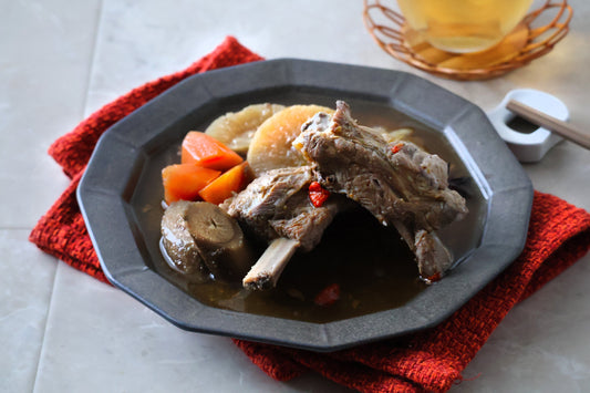 とろける柔らかさ。スペアリブと根菜のとろとろ薬膳蒸し｜蒸すだけで本格・体をいたわるごちそうレシピ